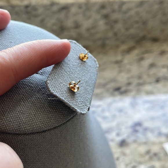 Peridot stud earrings - Picture 2 of 3